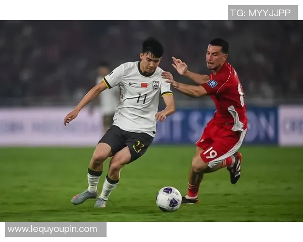 国足球星的训练与生活点滴：从赛场到日常的多彩瞬间与幕后故事